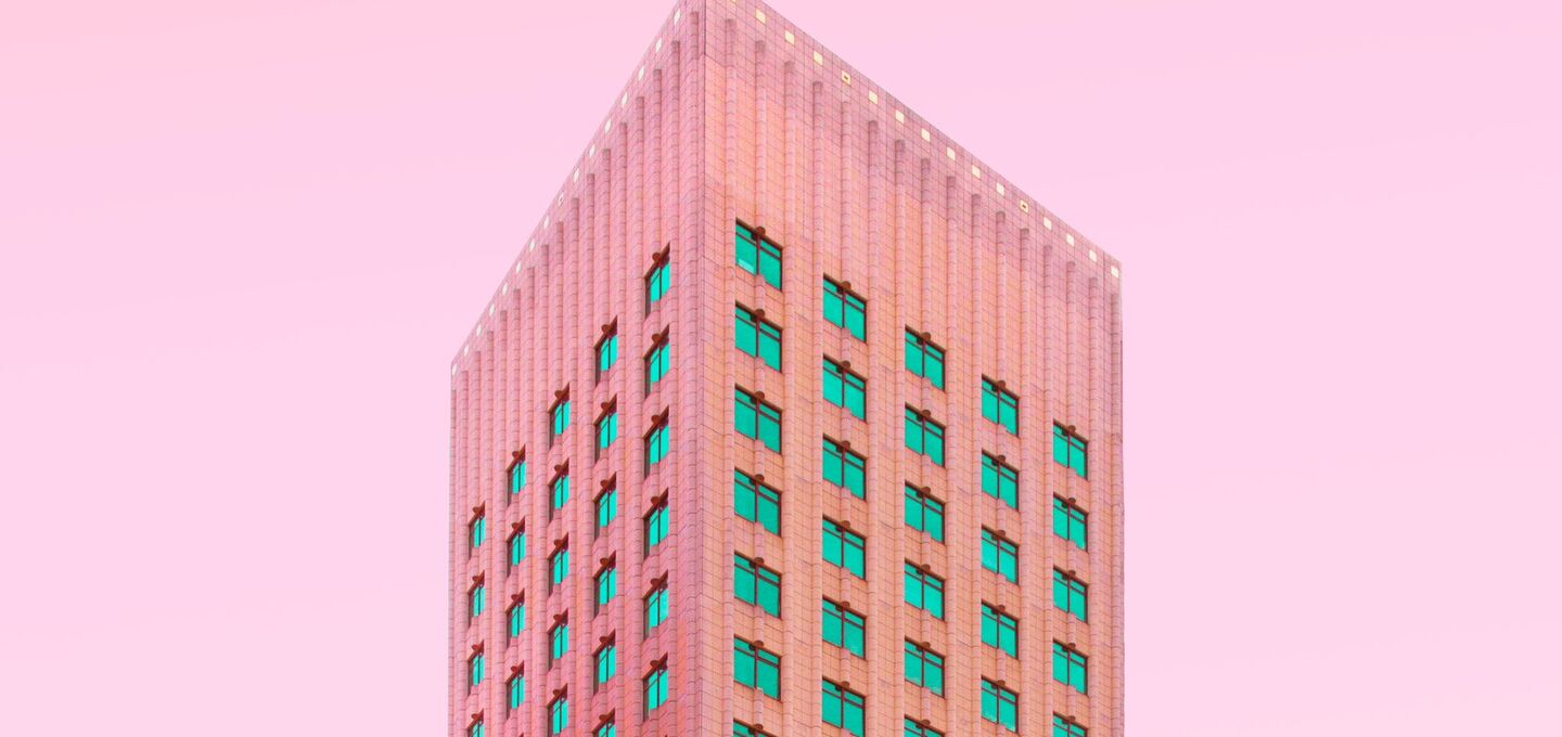 Moderne Architektur vor orangem Himmel