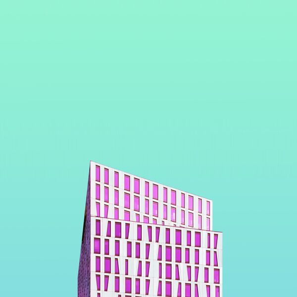 Moderne Architektur vor türkisem Himmel